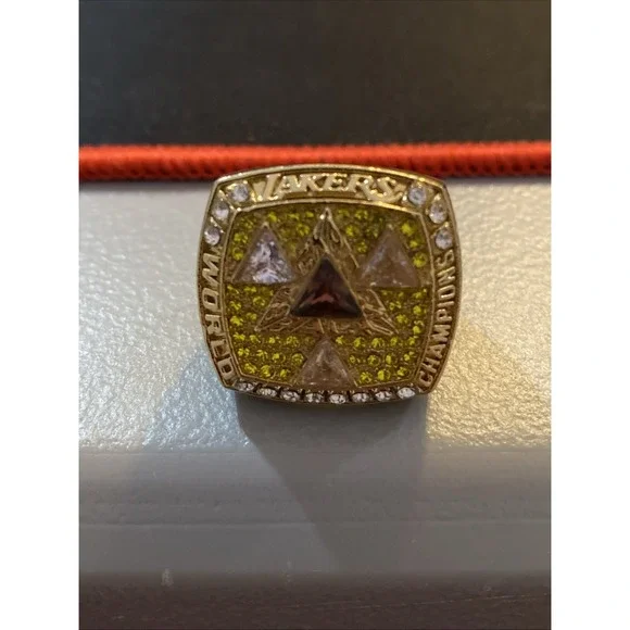Kobe Bryant -2002 World Champions Los Angeles Lakers REPLICA Ring - Picture 4 of 4